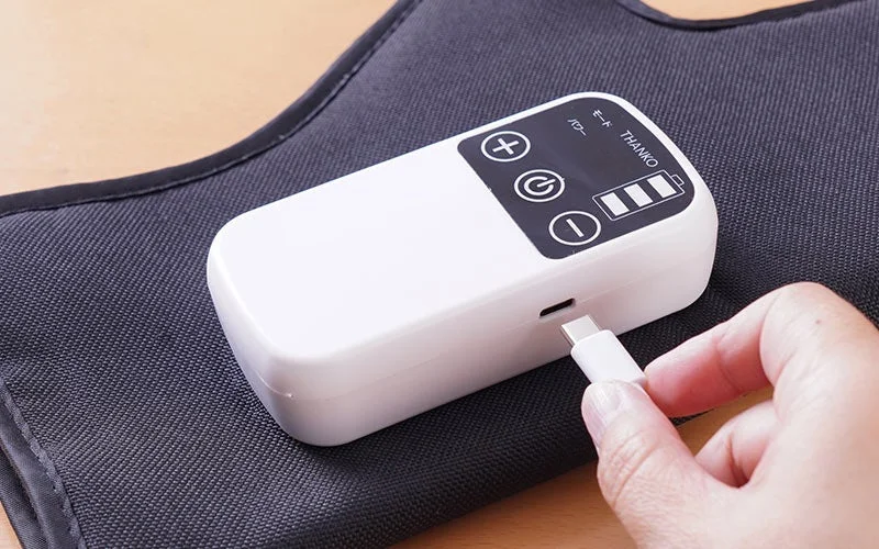 「スッキリハンドギア」をUSB Type-Cケーブルで充電する様子