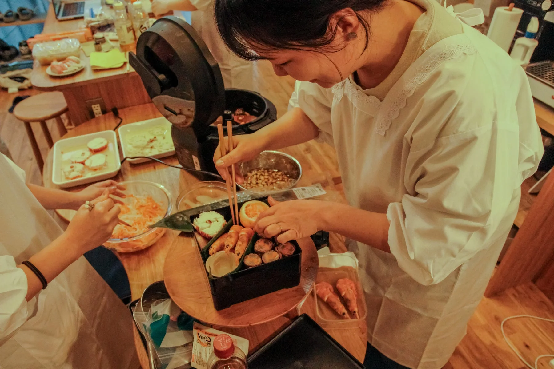 おせち料理を調理するカヤックのメンバー