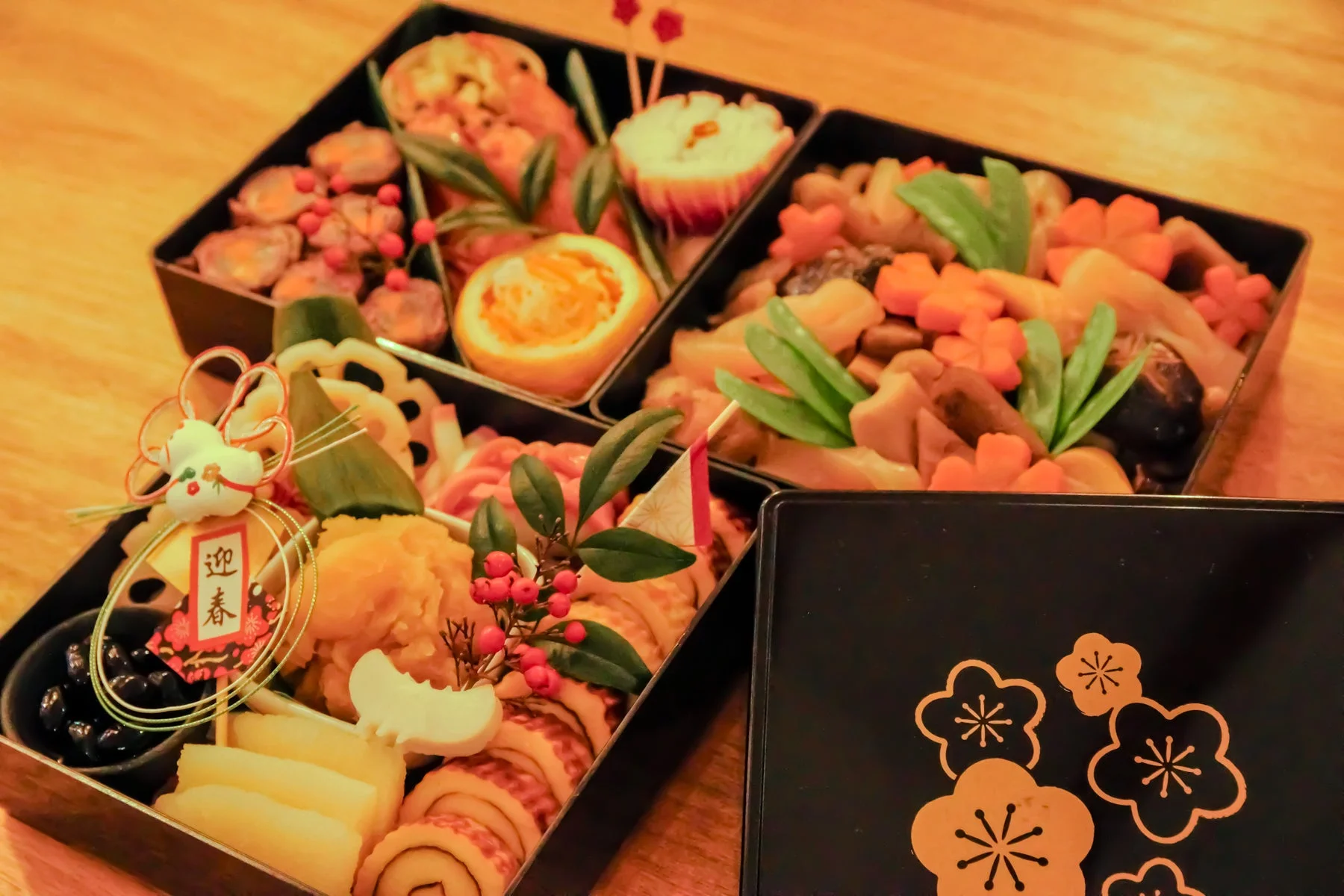 豪華に盛り付けられた完成おせち料理