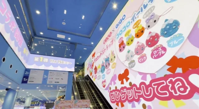 GiGO大阪道頓堀本店に設置された「ほっぺちゃん」コラボの店内サイネージ