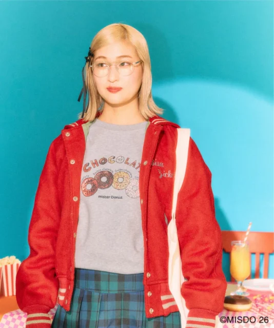 イラストレーター カラシソエルによるドーナツイラストがプリントされたグレーのクルースウェット