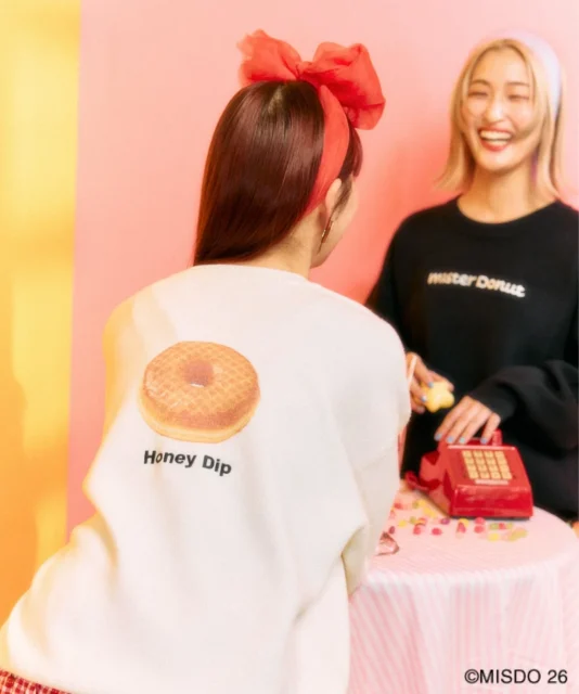 ハニーディップのドーナツが背面にプリントされたアイボリーのニットプルオーバー