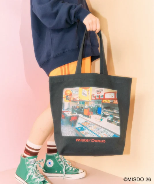 懐かしいミスタードーナツの店内写真がプリントされたBIGトートバッグ