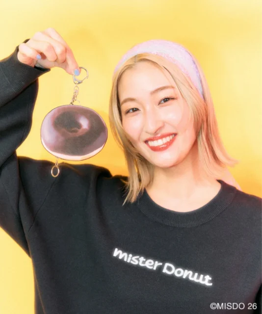チョコリングドーナツをモチーフにしたポーチチャームを持つモデル