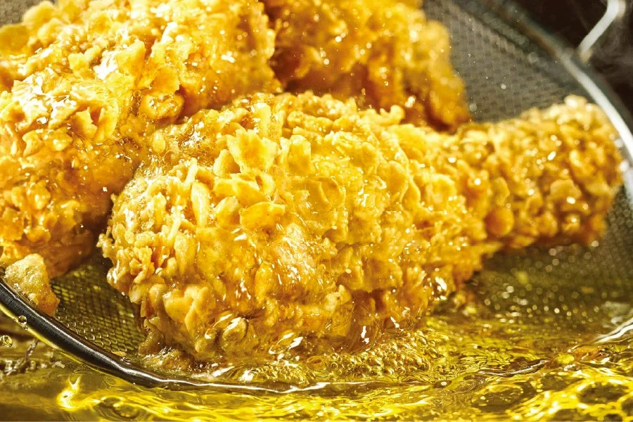 揚げたての黄金色に輝くbb.qオリーブチキンカフェのフライドチキン