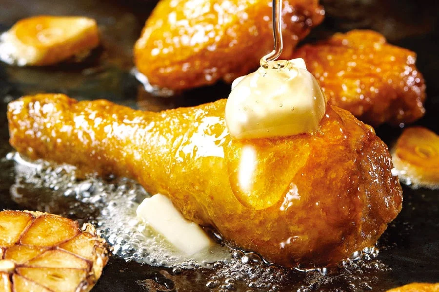 バターとガーリックが乗ったbb.qオリーブチキンカフェのフライドチキン