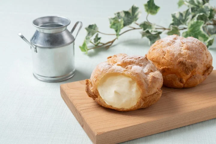 北海道ミルクバニラシューとミルク缶が置かれた情景