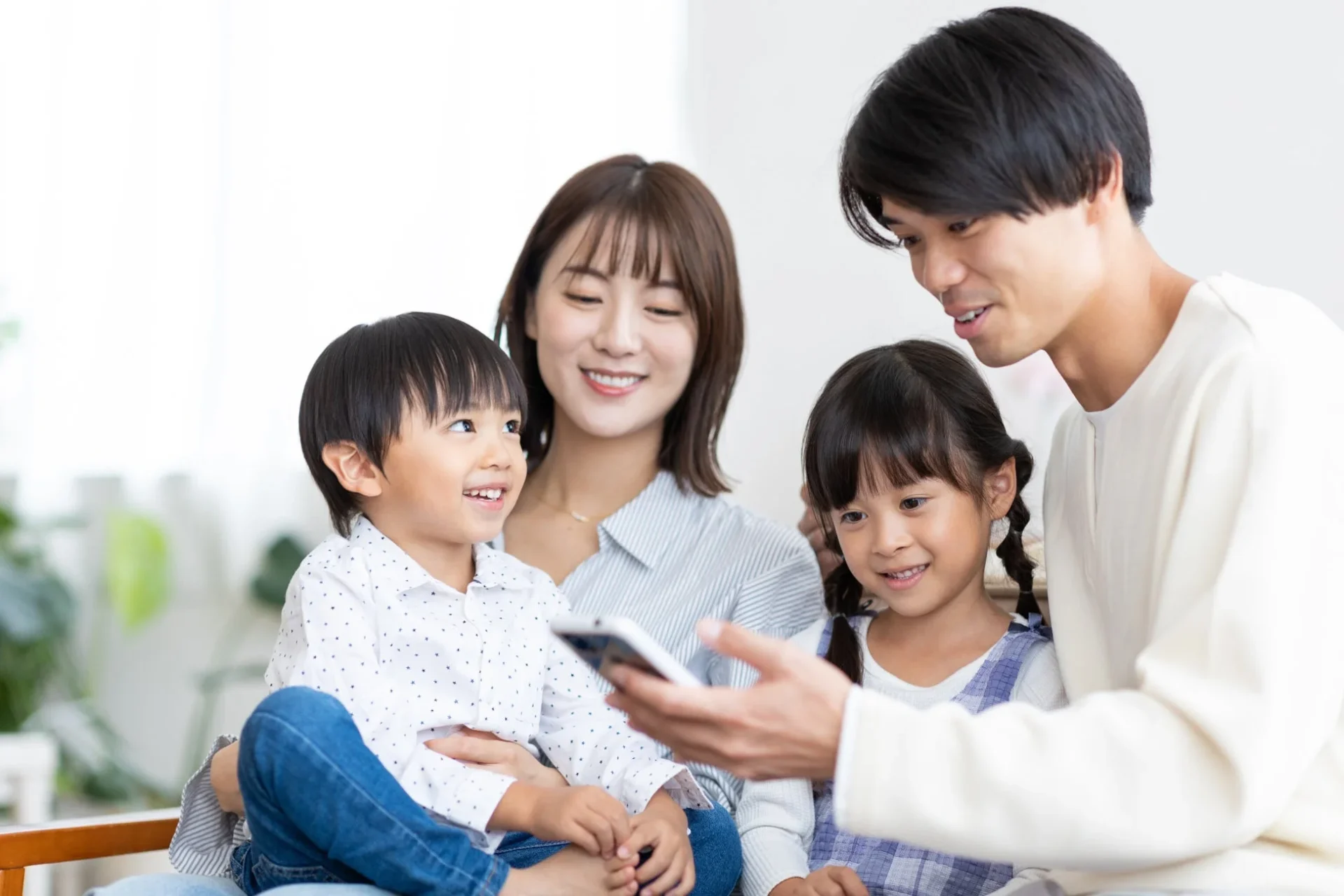 親子でAR知育フラッシュカード「Space 4D+」を楽しむ様子