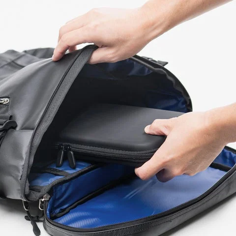 Nintendo Switch2セミハードケースをリュックに収納している様子