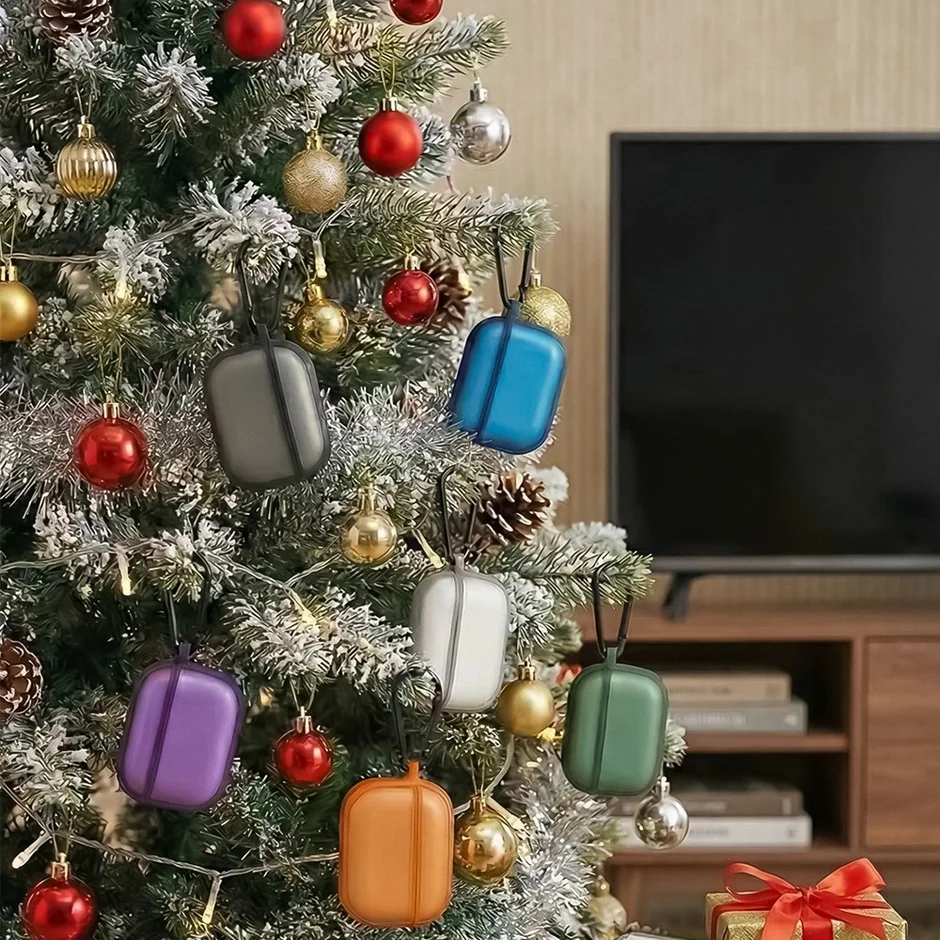 AirPods Pro 3カラーケース全6色のクリスマスツリーに飾られたイメージ