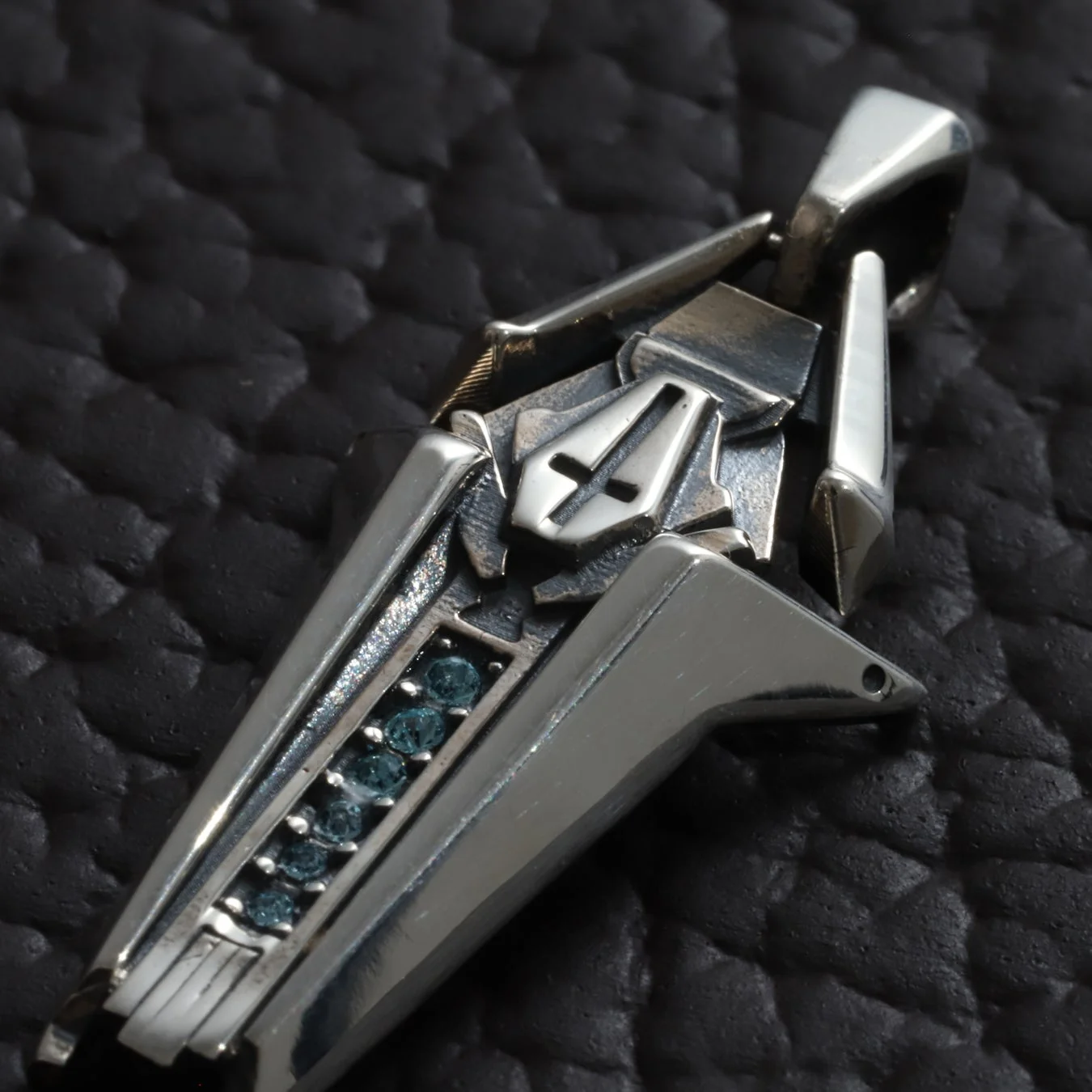 シンデレラ ガラスの靴 ネックレストップ斜めからのアップ