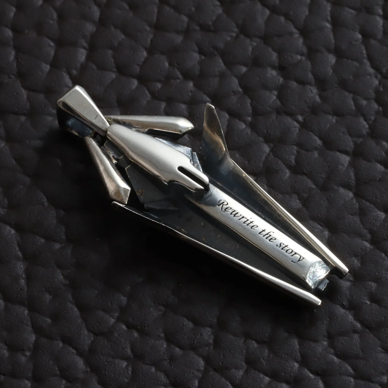 シンデレラ ガラスの靴 ネックレストップ裏面の刻印「Rewrite the story」