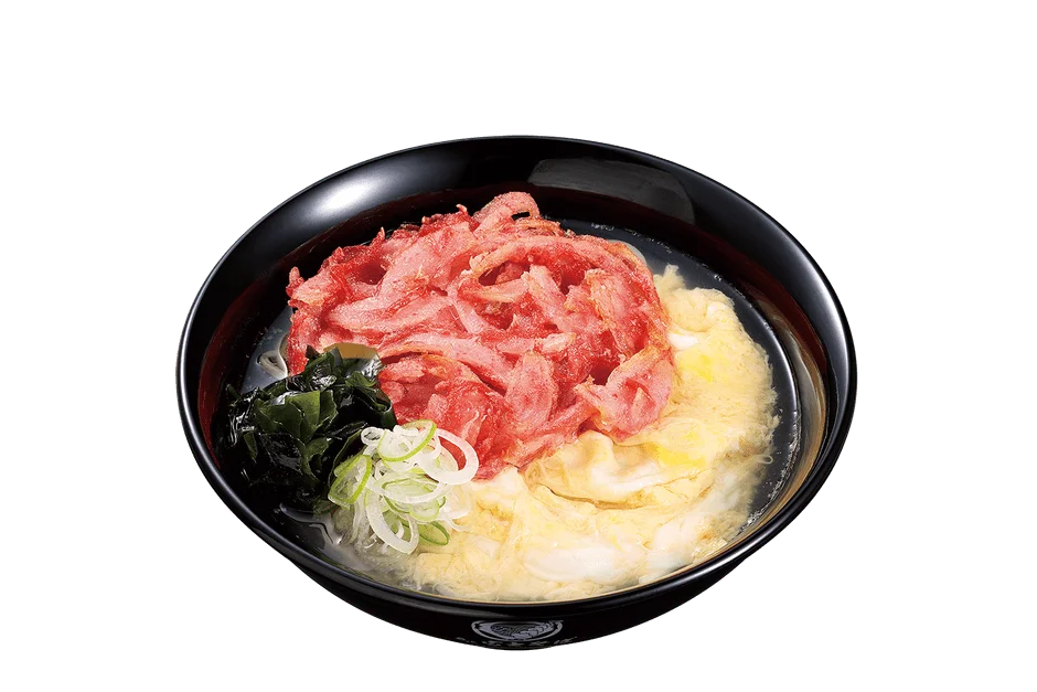 名代富士そばの紅生姜天とふわふわ玉子の塩そば。紅生姜天と明石焼き風のふわふわ玉子が特徴。