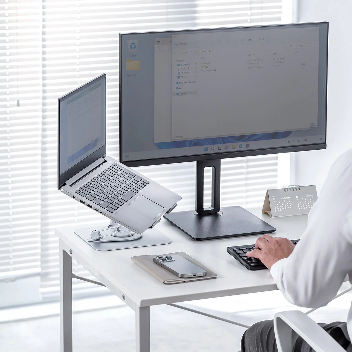 ノートパソコンスタンドを使ってメインモニター横にPCを配置したデュアルディスプレイ環境