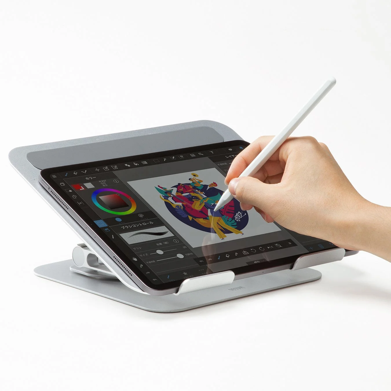 ノートパソコンスタンドにタブレットを設置しタッチペンで描画する様子