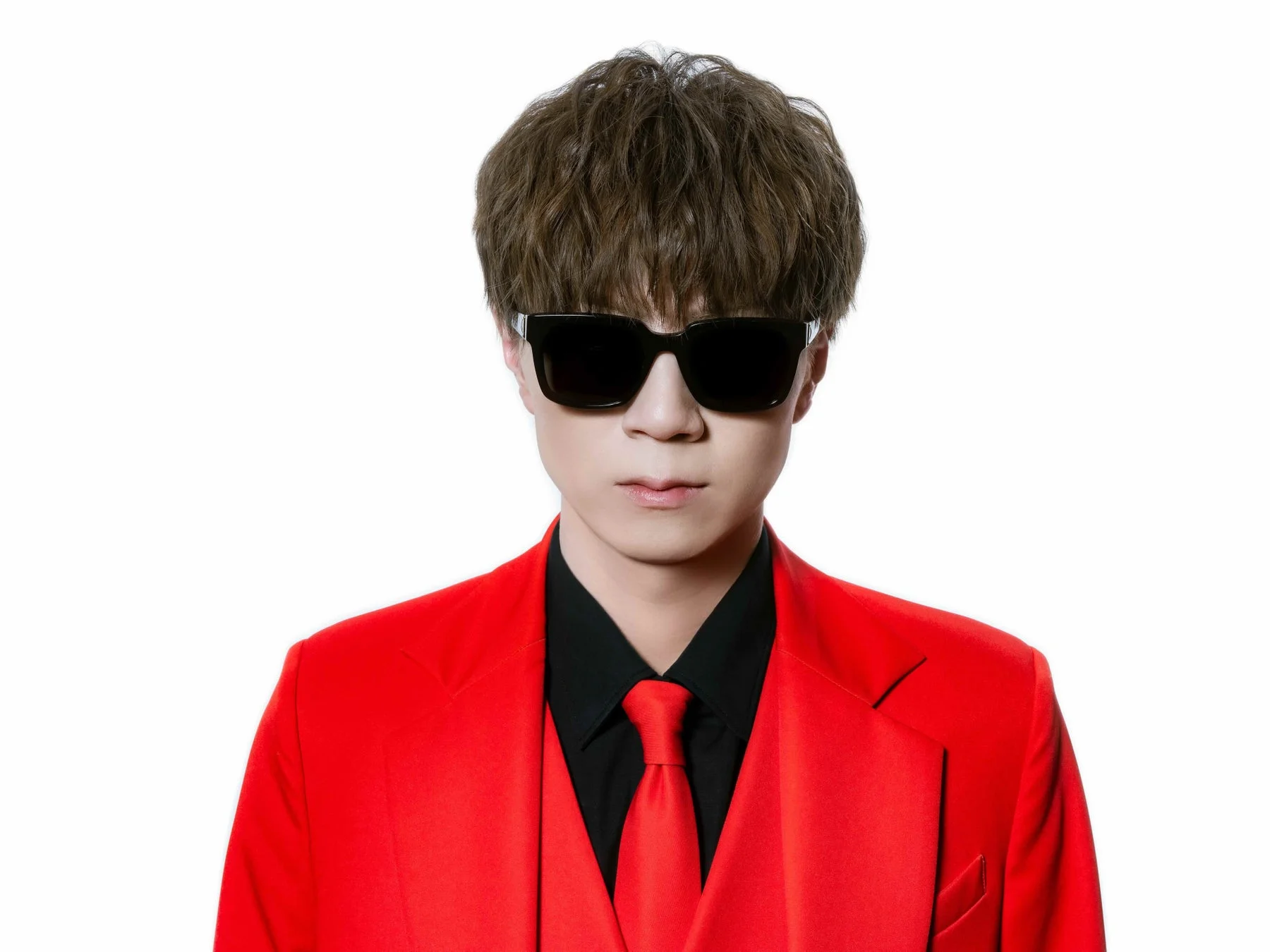 人気動画クリエイターSEIKINの顔写真、赤いスーツにサングラス姿