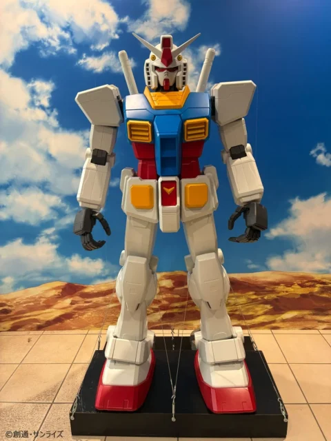 福山サービスエリア上り線に常設される1/12スケールRX-78-2 GUNDAM立像