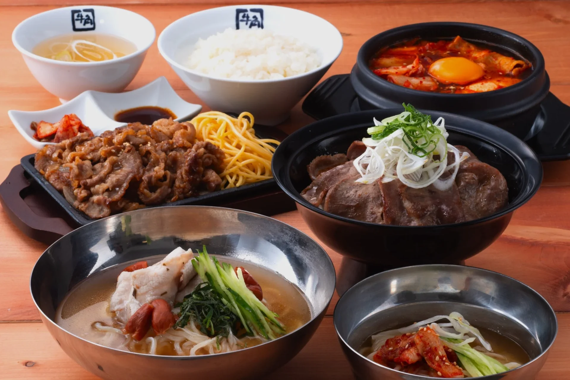 牛角焼肉食堂で提供される様々な焼肉定食や冷麺、チゲの集合写真