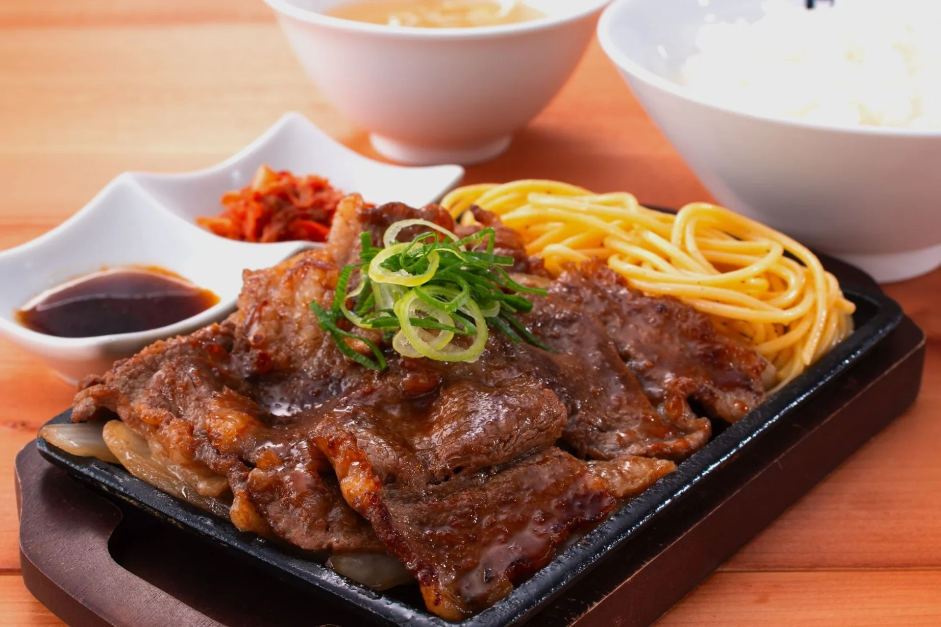 牛角焼肉食堂の鉄板焼肉定食の全体像