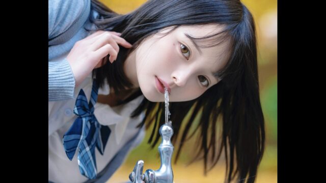 青春の一瞬を切り取った制服姿！　すずら、下校中の水飲み写真で心つかまれる