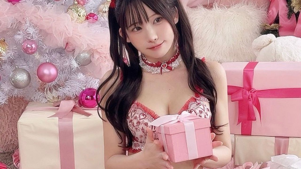 名古屋到着を報告！ えなこ、クリスマスカラーのランジェリー姿で朝の