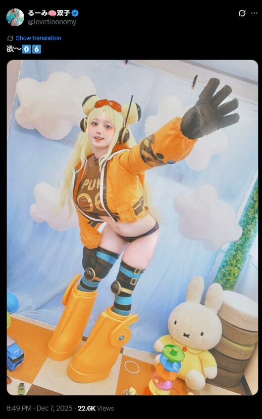 空飛ぶ笑顔に癒やされる！　るーみ、『ONE PIECE』ヨークのコスプレで元気いっぱいポーズを披露