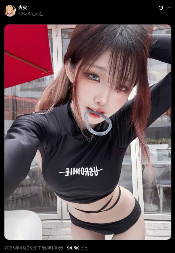 セクシーすぎる自撮りショット！　火火、黒い水着姿でヘアゴムを咥えた自撮り写真を公開