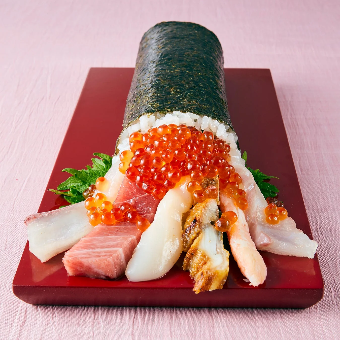 中トロ、鯛、カンパチ、ホタテなどが豪華に盛られた海鮮特別恵方巻