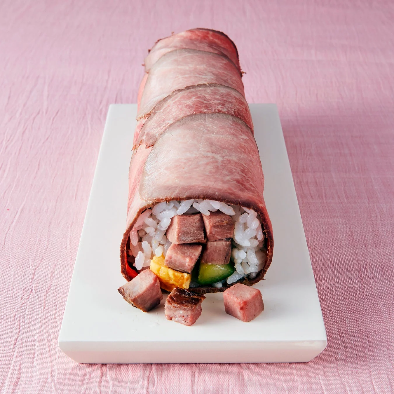 国産黒毛和牛のローストビーフが巻かれたプレミアムな特別恵方巻