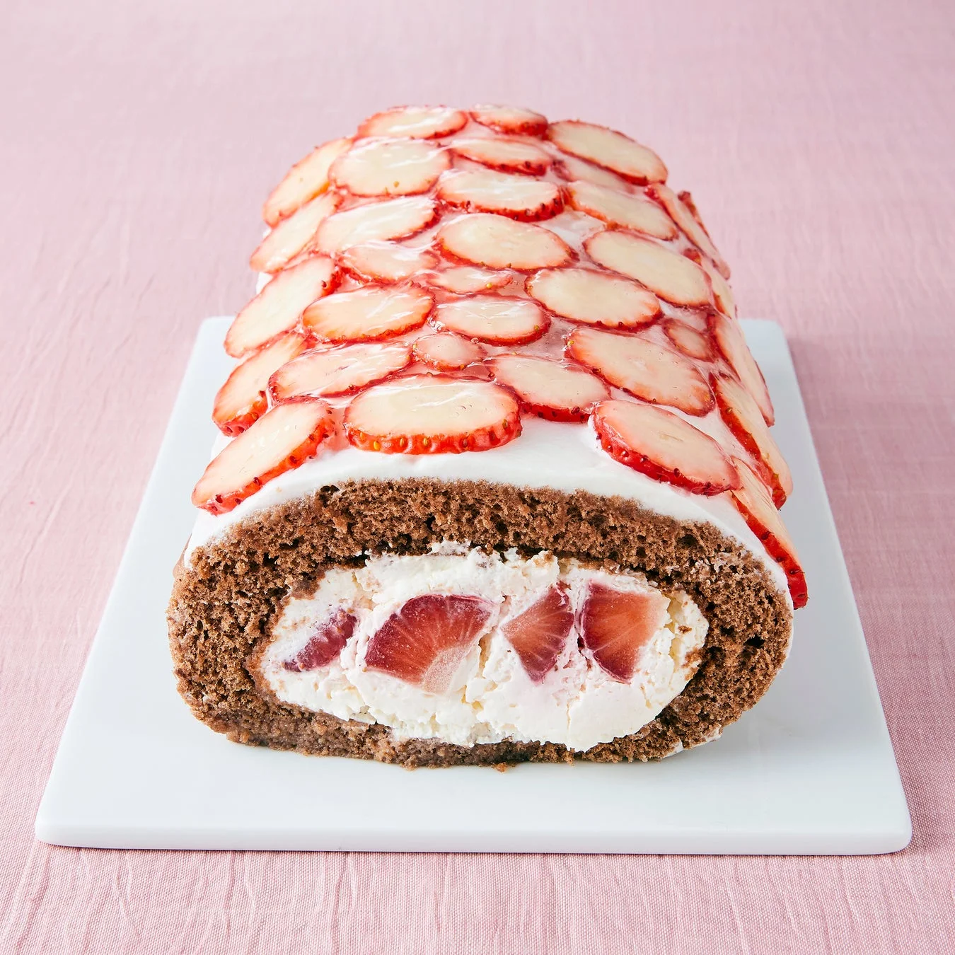 あまおういちごと純生クリームがたっぷり詰まったスイーツ特別恵方巻