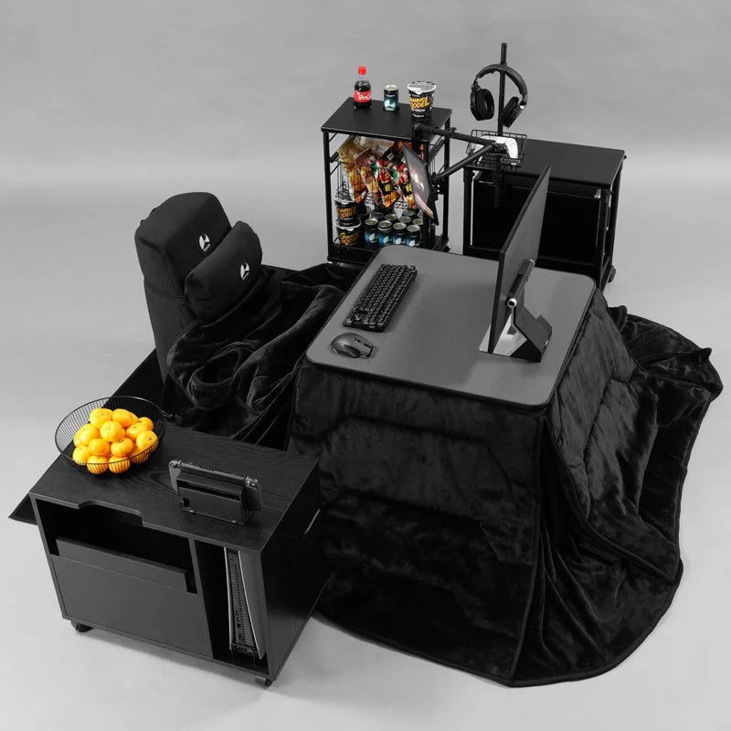 ゲーミングこたつと周辺機器が揃った快適なゲーム環境