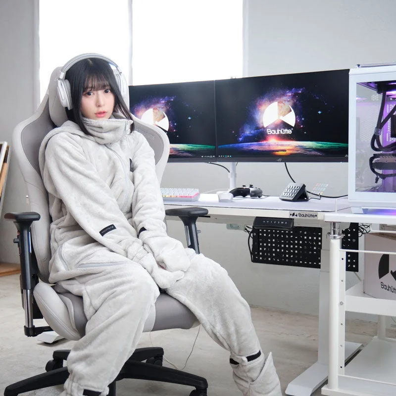 白いゲーミング着る毛布『ダメ着』を着用してゲームを楽しむ女性