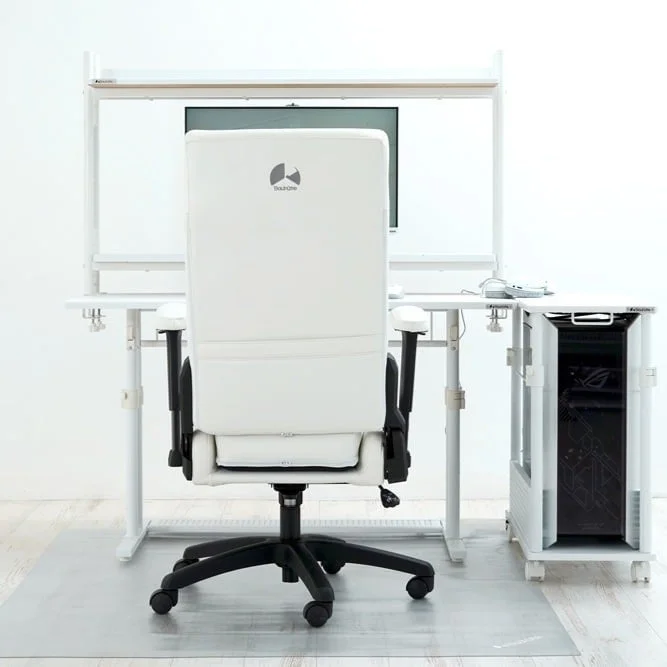 白いゲーミングチェアとデスクの背面からの全景