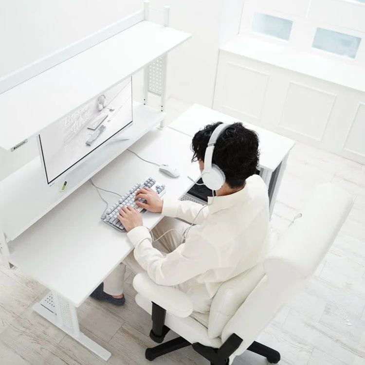 清潔感のある白いゲーミングデスクでゲームを楽しむ様子
