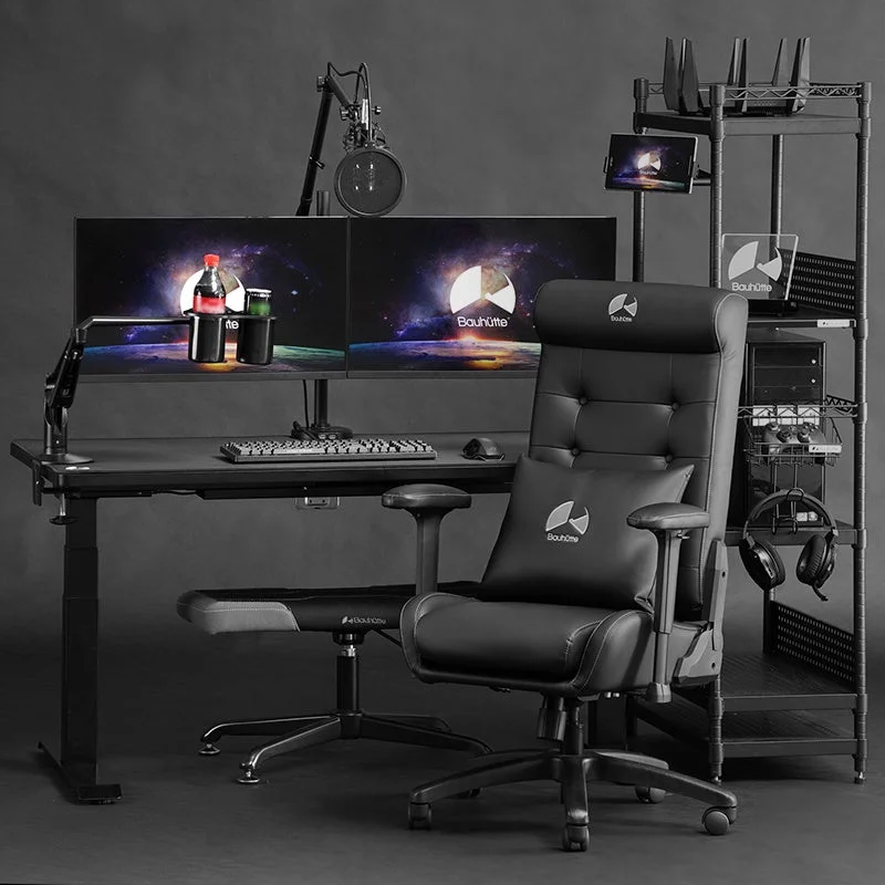 黒いゲーミングデスクとチェアが一体となったゲーム環境