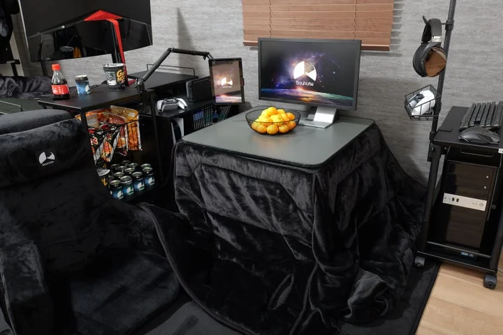 ゲーミングこたつで快適にゲームを楽しむ様子