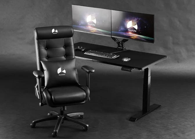 本格的な黒いゲーミングデスクとチェアのセットアップ