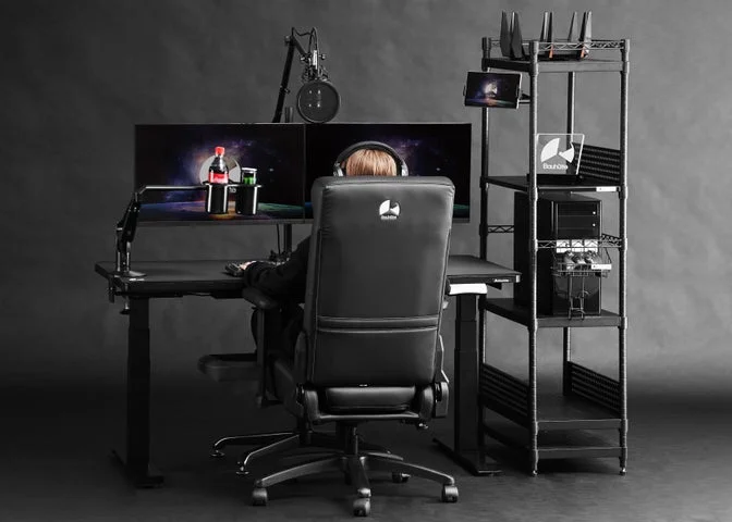 黒いゲーミングデスクで集中してゲームをするユーザーの背面