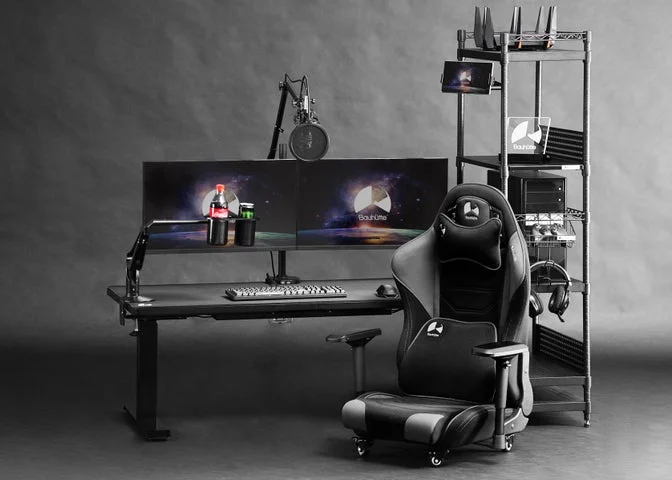 黒を基調としたゲーミング環境の全体像