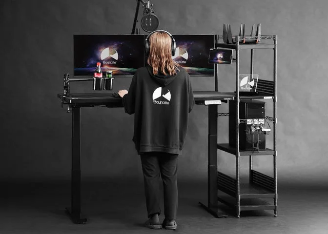 電動昇降デスクで立ちながらゲームを楽しむ様子