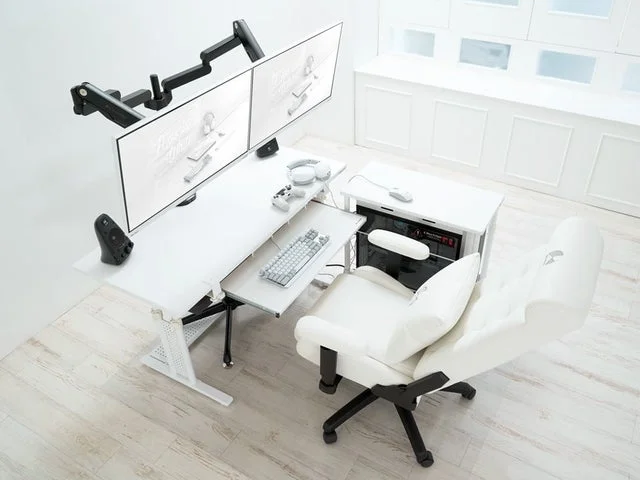 ホワイトで統一されたゲーミング環境の全体像