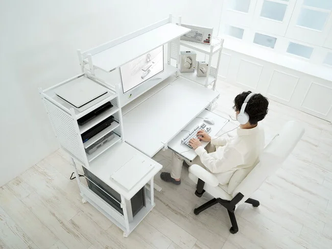 上から見たホワイトゲーミングデスクとチェアのレイアウト