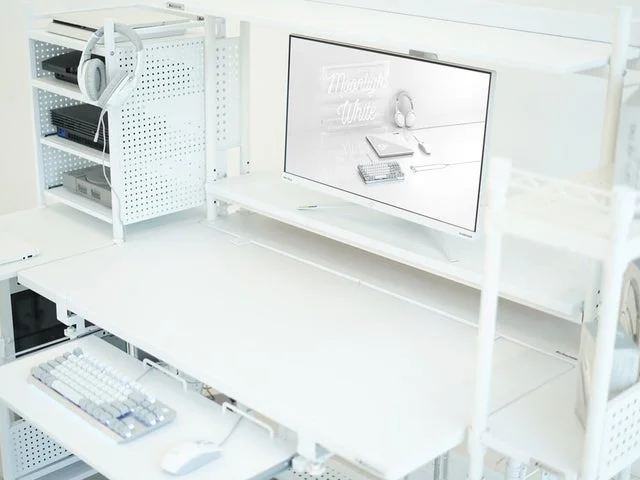白いゲーミングデスクと周辺機器のクローズアップ