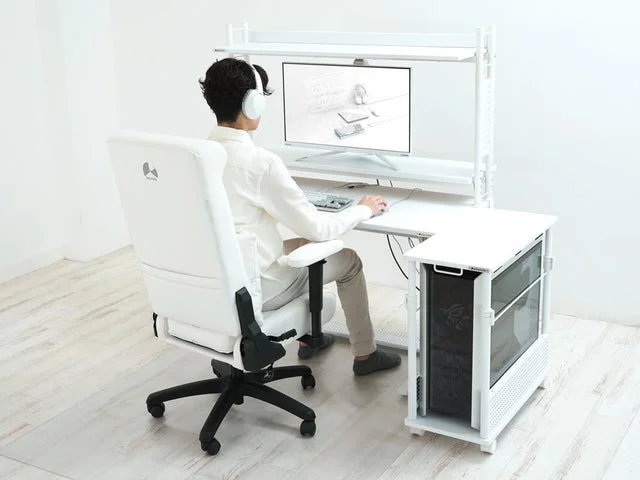 白いゲーミング環境で快適に作業やゲームをする様子