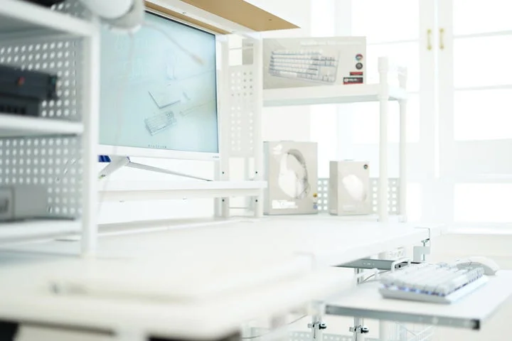 白いゲーミングデスク上に並べられた製品群