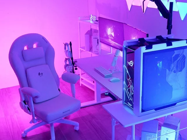 紫色の照明で演出されたホワイトゲーミングルーム