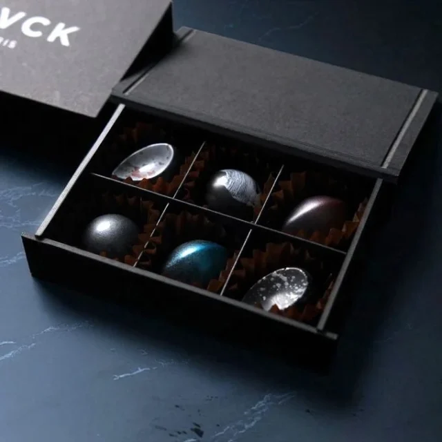 BLVCK PARIS 黒の宝石 ボンボンショコラジュエリーアソートの箱入りショコラ