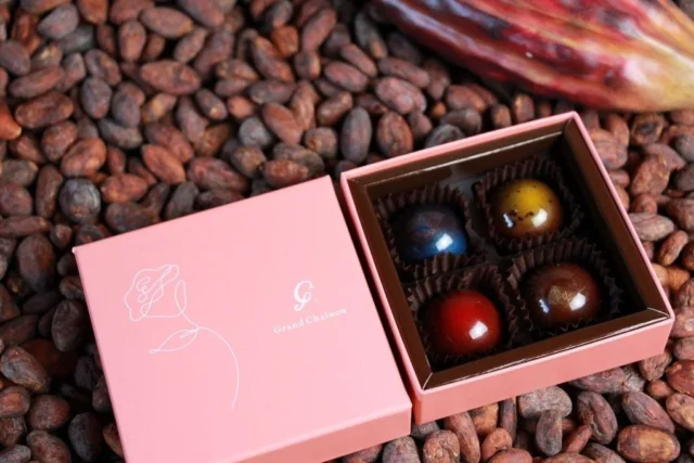 Grand Chainon ボンボンショコラ4個セレクト、ピンクの箱とカカオ豆