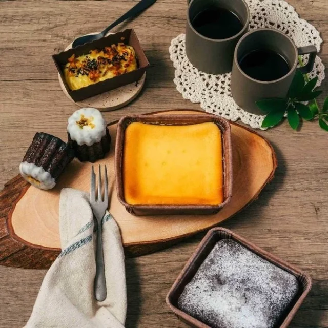 穴太商店 新春福袋2026 冷凍スイーツ詰め合わせ、様々なスイーツとコーヒー