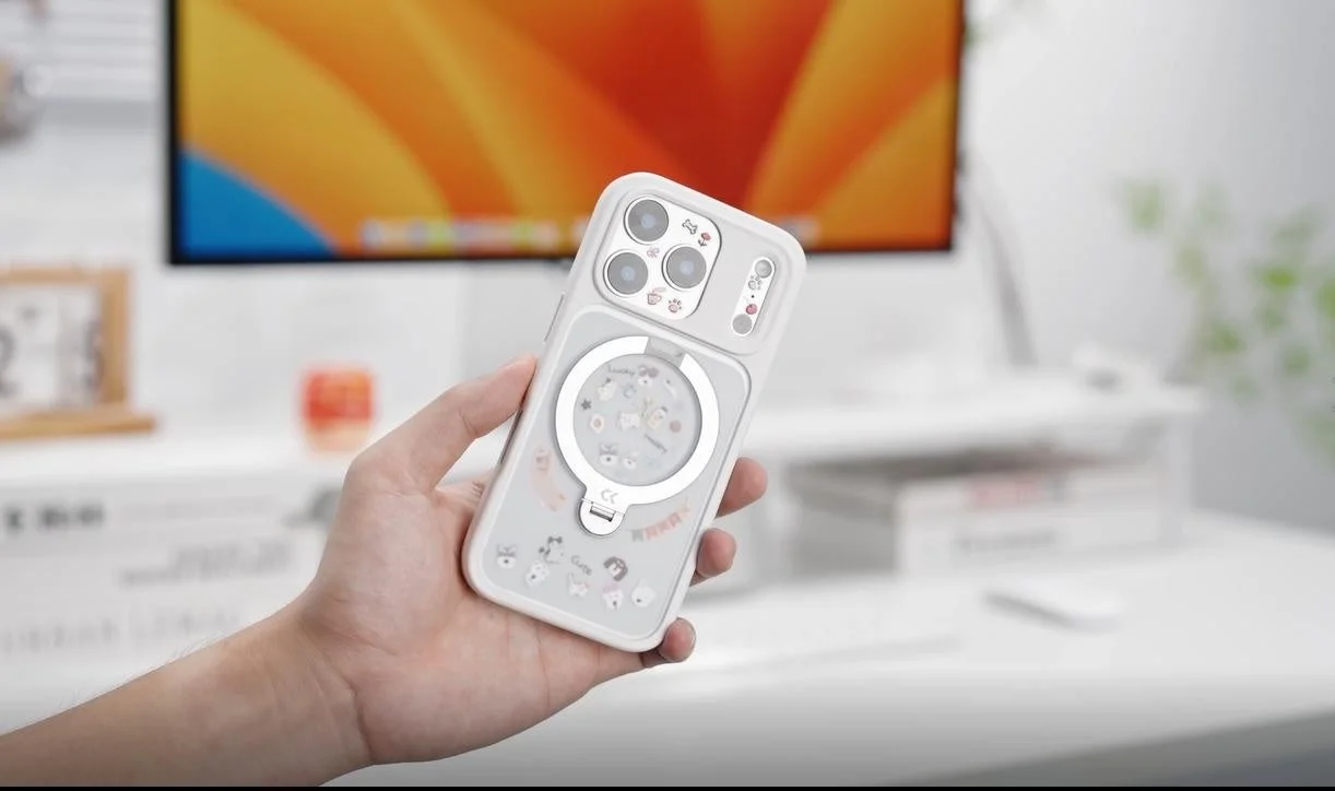 「MagicStand Pro」ケースの半透明素材にステッカーを挟んでカスタマイズしたiPhone